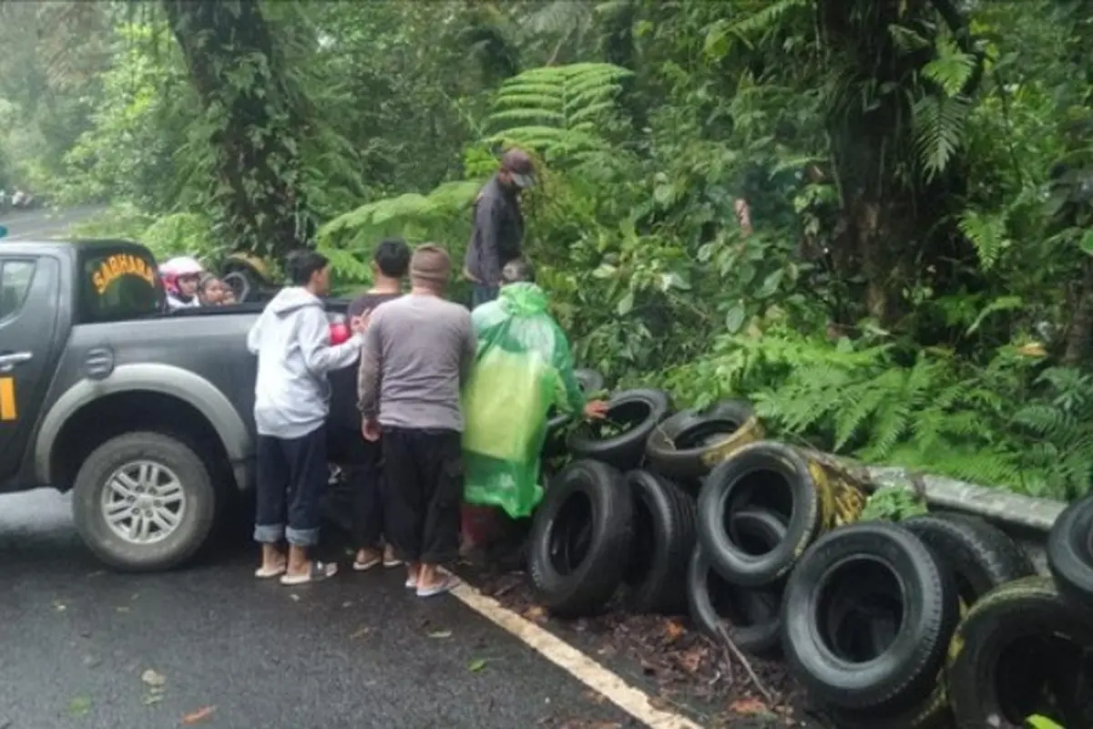 Aparat Satlantas Polresta Banyuwangi Evakuasi korban kecelakaan di jalur erek- erek Ijen (Istimewa)