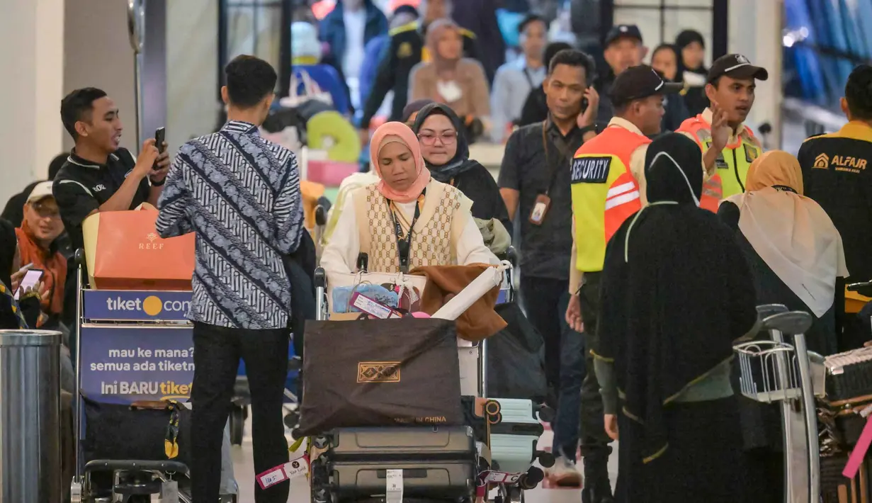 Sebelumnya, ribuan jemaah umrah asal Indonesia mengalami penjadwalan ulang (reschedule) penerbangan. Tampak dalam foto, umat Muslim Indonesia yang kembali usai menunaikan ibadah Umrah tiba di Bandara Internasional Soekarno-Hatta, Tangerang, Banten, pada Selasa 10 Maret 2026. (BAY ISMOYO/AFP)
