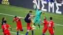 Kiper Cile, Claudio Bravo, berusaha mengamankan bola dari gawangnya  pada laga Grup B Piala Konfederasi 2017 di Arena Otkrytiye, Moskow, Minggu (25/6/2017). Cile bermain imbang 1-1 dengan Australia. (EPA/Sergei Chirikov)