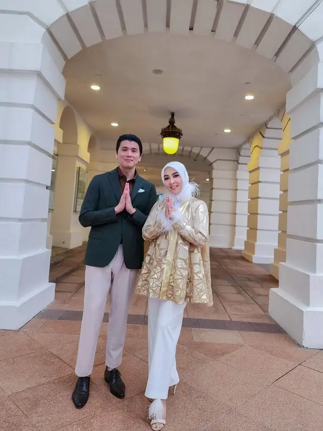 6 Potret Mesra Syahrini dan Reino Barack Rayakan Lebaran Bareng di Singapura