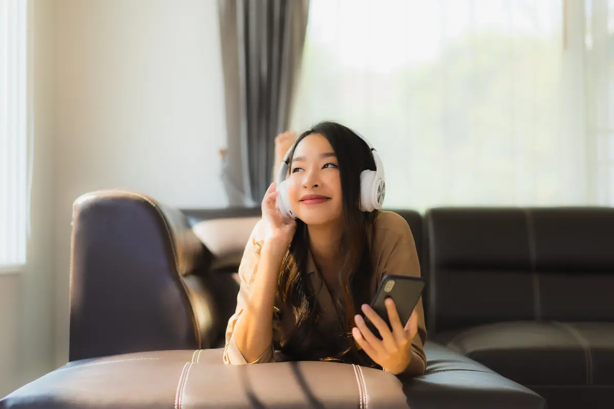 wanita juli headphone