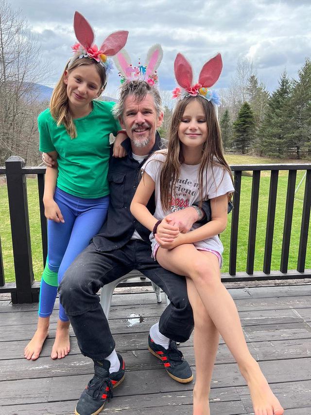 Potret 6 Artis Hollywood Pria saat Jaga Anak, Totalitas Banget