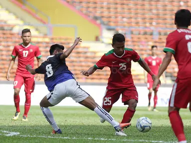 Pemain Timnas Indonesia, Osvaldo Haay, menerima kartu kuning pertama untuk Timnas U-22 Indonesia pada menit ke-16 saat melawan Kamboja di Stadion Shah Alam, Selangor, Kamis, (24/8/2017). Indonesia menang 2-0. (Bola.com/Vitalis Yogi Trisna)