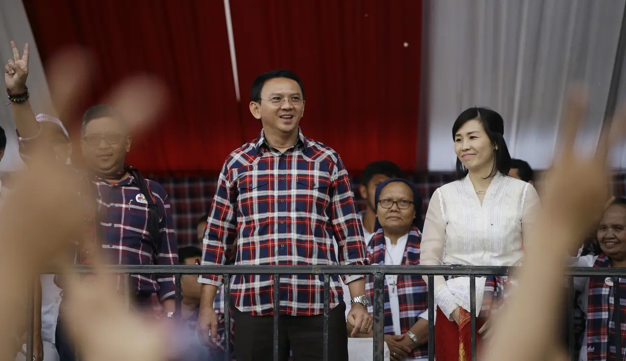 Basuki Tjahaja Purnama (Ahok) bersama Veronica Tan menghadiri kampanye Pemilihan Gubernur DKI Jakarta, 11 Februari 2017. Ahok dan Veronica dikaruniai tiga anak, Nicholas Sean Purnama, Nathania Purnama dan Daud Albeeneer Purnama. (AP Photo/Dita Alangkara)