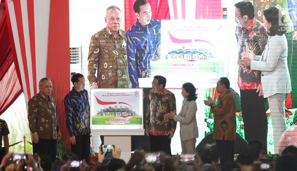 Presiden Jokowi didampingi Menteri PUPR Basuki Hadimuljono, Menteri BUMN Rini Soemarno, dan Dirut PT BTN (Persero) Tbk Maryono membuka pameran perumahan nasional Indonesia Property Expo 2017 di JCC Senayan, Jumat (11/8). (Liputan6.com/Angga Yuniar)