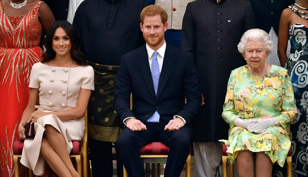 Ratu Elizabeth II dikabarkan sangat kecewa karena Pangeran Harry dan Meghan Markle tak mendiskusikan keputusan  mundur sebagai anggota senior keluarga Kerajaan Inggris tersebut terlebih dulu. (John Stillwell/Pool Photo via AP, File)