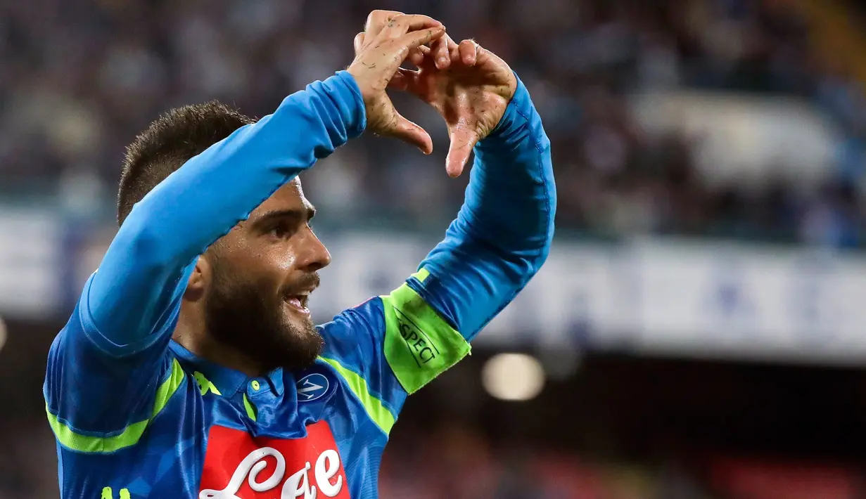 Striker Napoli, Lorenzo Insigne berselebrasi usai mencetak gol ke gawang Liverpool pada grup C Liga Champions di Stadion San Paolo di Napoli, Italia (3/10). Napoli menang tipis 1-0 atas Liverpool berkat gol tunggal Insigne. (AP Photo/Andrew Medichini)