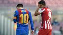 Striker Atletico Madrid, Luis Suarez, bersama striker Barcelona, Lionel Messi, meninggalkan lapangan usai laga Liga Spanyol di Stadion Camp Nou, Sabtu (8/5/2021). Kedua tim bermain imbang 0-0. (AFP/Josep Lago)