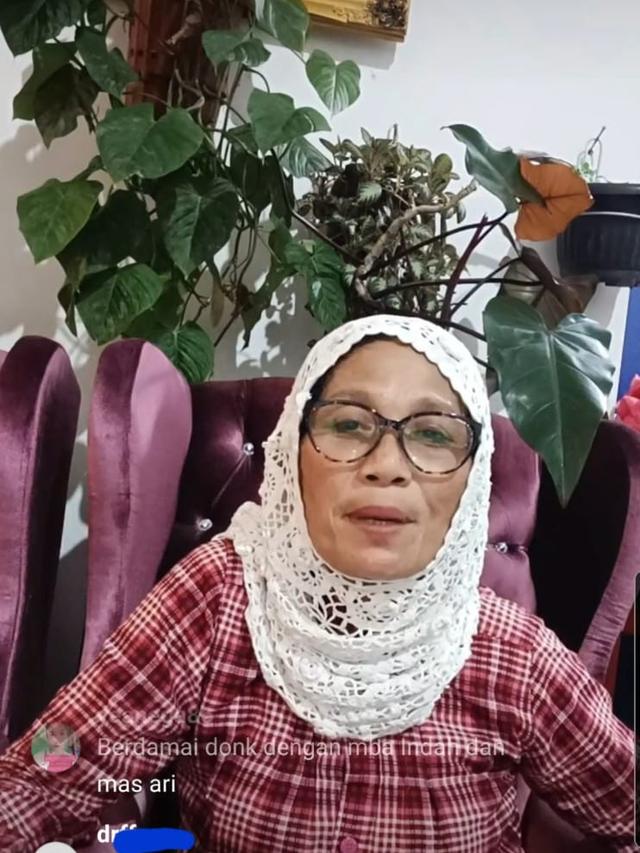 Nursyah ibunda Indah Permatasari menggelar siaran langsung Instagram pada 6 Mei 2023. (Foto: Dok. Instagram @mustaminnursyah)