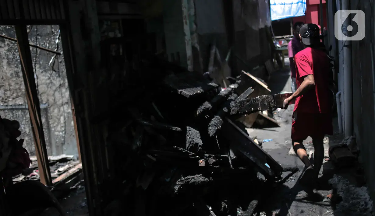 Wara mengais sisa-sisa kebakaran yang melanda permukiman di Jalan Setia, RT 12/02, Bidara Cina, Jatinegara, Jakarta, Selasa (22/10/2019). Kebakaran pada Senin (21/10) sore itu diduga berasal dari hubungan arus pendek listrik hingga menyebabkan hangusnya 51 rumah. (Liputan6.com/Faizal Fanani)