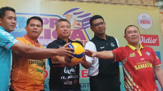 Perwakilan manajemen tim putra usia memberi keterangan kesiapan tim berlaga di Proliga 2025 di GOR Jatidiri, Semarang, Kamis (02/01/25). (Foto: Liputan6.com/ Felek Wahyu)
