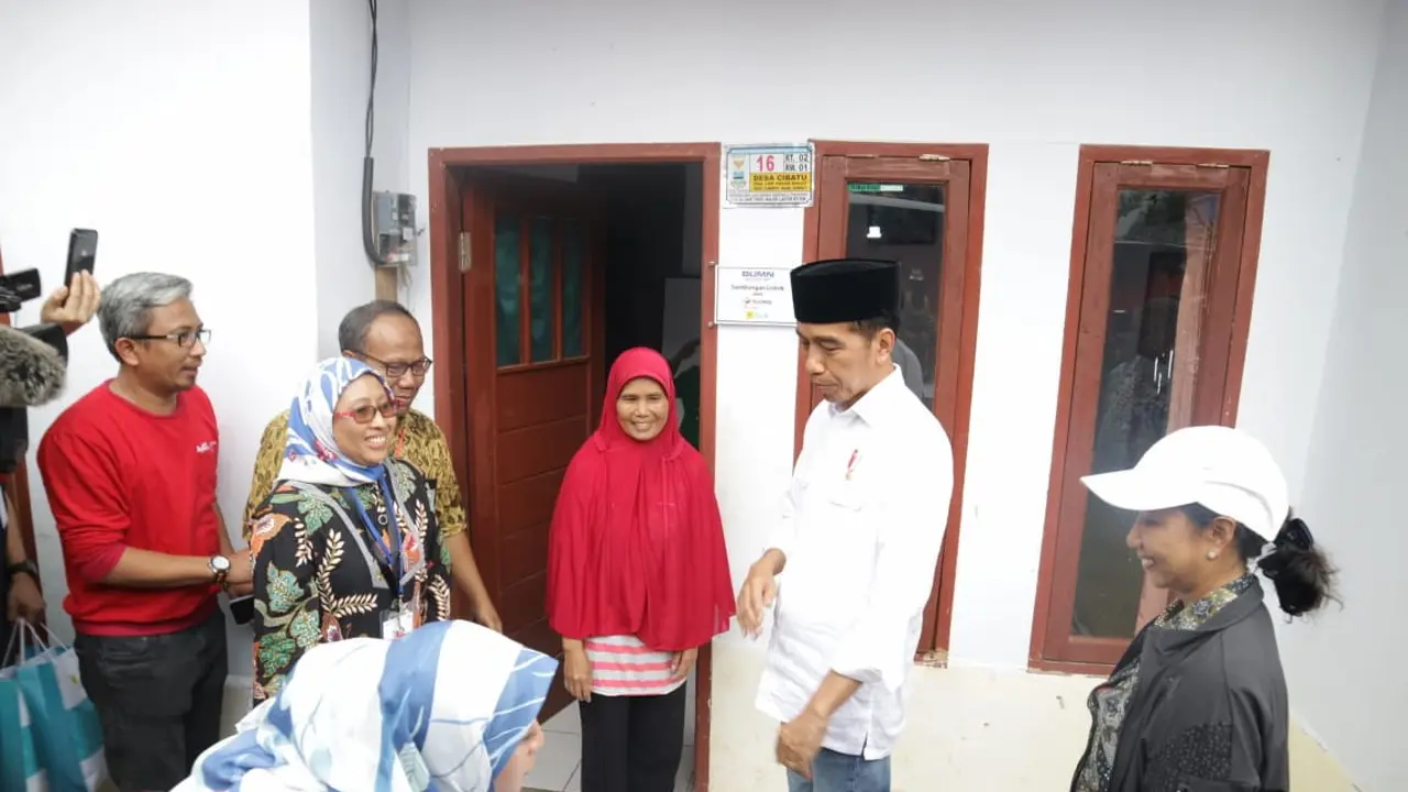 Presiden Joko Widodo (Jokowi) menyatakan, sebanyak 100.970 rumah tangga di Jawa Barat telah menikmati sambungan listrik gratis. Dok Kementerian BUMN