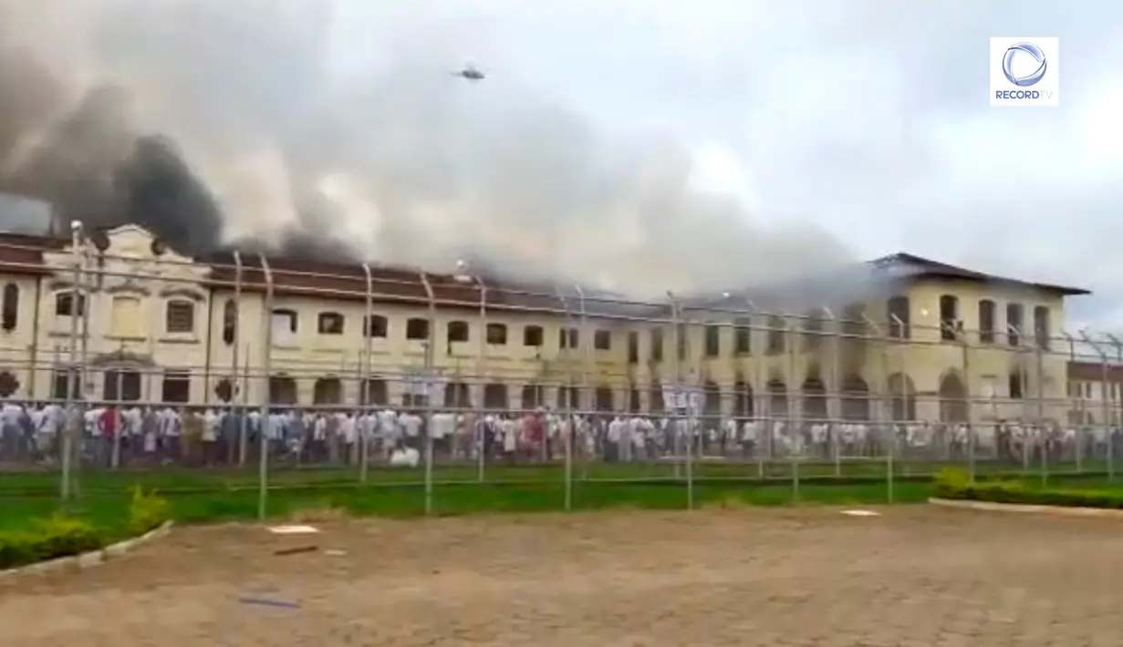 Para napi membakar salah satu ruang tahanan Pusat Progresi Lembaga Pemasyarakatan di kota Bauru, barat laut Sao Paulo, Brasil, Selasa (24/1). Kekacauan terjadi setelah seorang sipir penjara menyita telepon seluler seorang narapidana. (STR/RECORD TV/AFP)