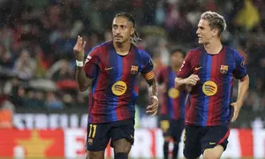Penyerang Barcelona, Raphinha (kiri), merayakan gol ketiganya sekaligus hattrick saat menghadapi Racing Santander pada pertandingan LaLiga di Stadion Camp Nou, Barcelona, Kamis (17/9/2026) dini hari WIB. (Lluis Gene/AFP)