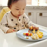 bayi perempuan sedang mencoba memakan buah. credits: pexels.com vanessa.