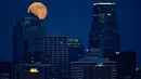 Bulan purnama mulai terbit di pusat kota Kansas, Missouri, Amerika Serikat (REUTERS/Dave Kaup)
