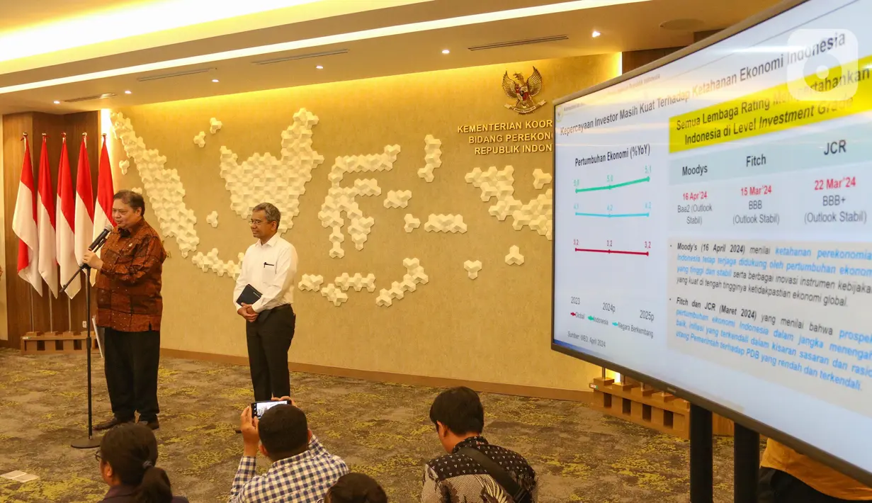 Menteri Koordinator Bidang Perekonomian Airlangga Hartarto menegaskan, pemerintah memastikan pelemahan nilai tukar tidak hanya dialami rupiah. (merdeka.com/Arie Basuki)