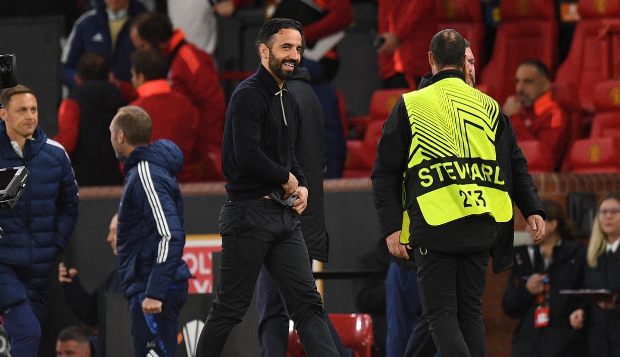 Pelatih Manchester United, Ruben Amorim tersenyum setelah menang atas Lyon dalam laga lanjutan Liga Europa 2024/2025 di Old Trafford, Manchester, Inggris, Jumat (18/04/2025) dini hari WIB. (AFP/Oli Scarff)