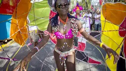 Seorang partisipan mengenakan kostum saat mengikuti West Indian Day Parade di Brooklyn, New York, Senin (7/9/2015). Parade yang berlangsung tiap tahun ini merayakan budaya Karibia dan sejarah. (REUTERS/Andrew Kelly)
