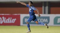 Pemain Persib Bandung, Frets Listanto Butuan, merayakan gol yang dicetaknya ke gawang Bali United dalam pertandingan Babak Penyisihan Piala Menpora 2021 di Stadion Maguwoharjo, Sleman. Rabu (24/3/2021). (Bola.com/Arief Bagus)