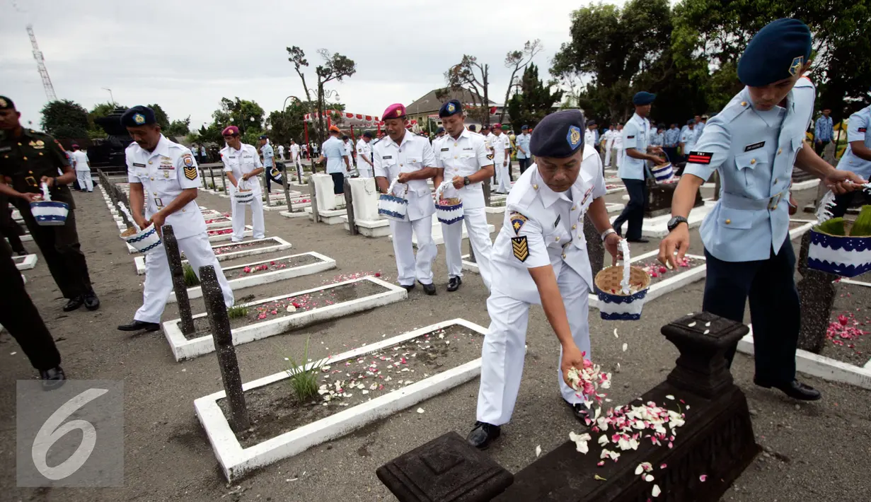 Sejumlah anggota TNI menaburkan bunga di Taman Makam Pahlawan Kusumanegara,Yogyakarta, Rabu (28/9). Acara ziarah ini adalah bagian dari rangkaian peringatan HUT TNI ke-71. (Liputan6.com/ Boy Harjanto)