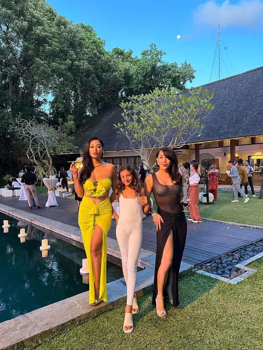 Ini salah satunya, di mana Ayanna Rosse tampil low profile dengan jumpsuit putih [@indahkalalo]