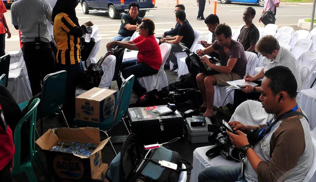 Berbagai wartawan dari media nasional dan asing tampak menunggu di posko Crisis Centre di Terminal II Bandara Juanda, Surabaya, Senin (29/12/2014). (Liputan6.com/Johan Tallo)