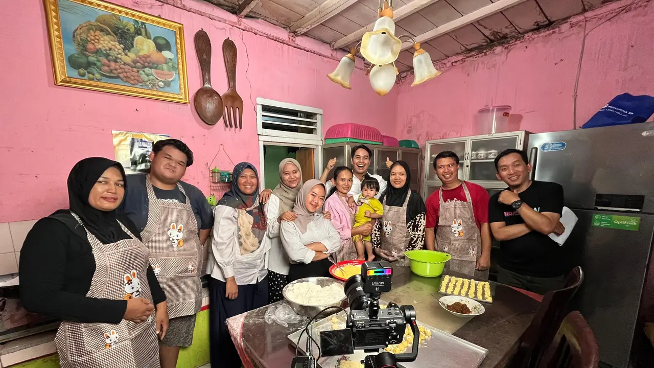 Melly dan pekerjanya