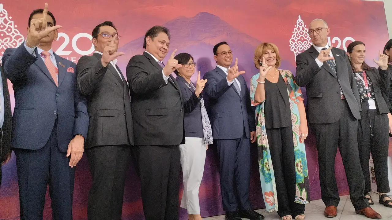 Anies Baswedan menyerahkan komunike Urban 20 (20) Mayors Summit 2022 ke Menko Perekonomian Airlangga Hartarto.
