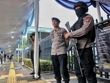 Personel kepolisian dari unsur Korps Brimob melakukan penjagaan di depan Gereja Katedral, Jakarta, Kamis (17/4/2025). (Liputan6.com/Angga Yuniar)