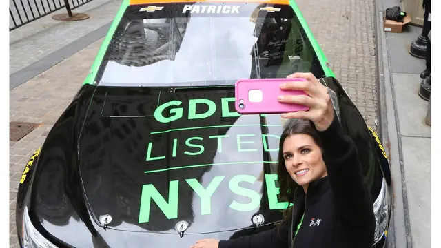 Pesona Kecantikan Danica Patrick Diantara Deru Mesin NASCAR