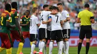 Para pemain Jerman merayakan gol ke gawang Kamerun pada laga Grup B Piala Konfederasi 2017 di Stadion Fisht Olimpiyskiy, Sochi, Minggu (25/6/2017). (AFP/Yuri Cortez)