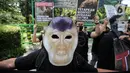 Massa yang tergabung dalam Koalisi Primates Fight Back mengenakan topeng monyet saat melakukan aksi di depan Kantor Kementerian Lingkungan Hidup dan Kehutanan, Jakarta, Senin (12/12/2022). Dalam aksinya mereka mendesak pemerintah untuk menetapkan monyet sebagai satwa dilindungi. (Liputan6.com/Faizal Fanani)