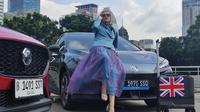Model cantik berpose di depan mobil listrik MG 4 EV. (Septian/Liputan6.com)