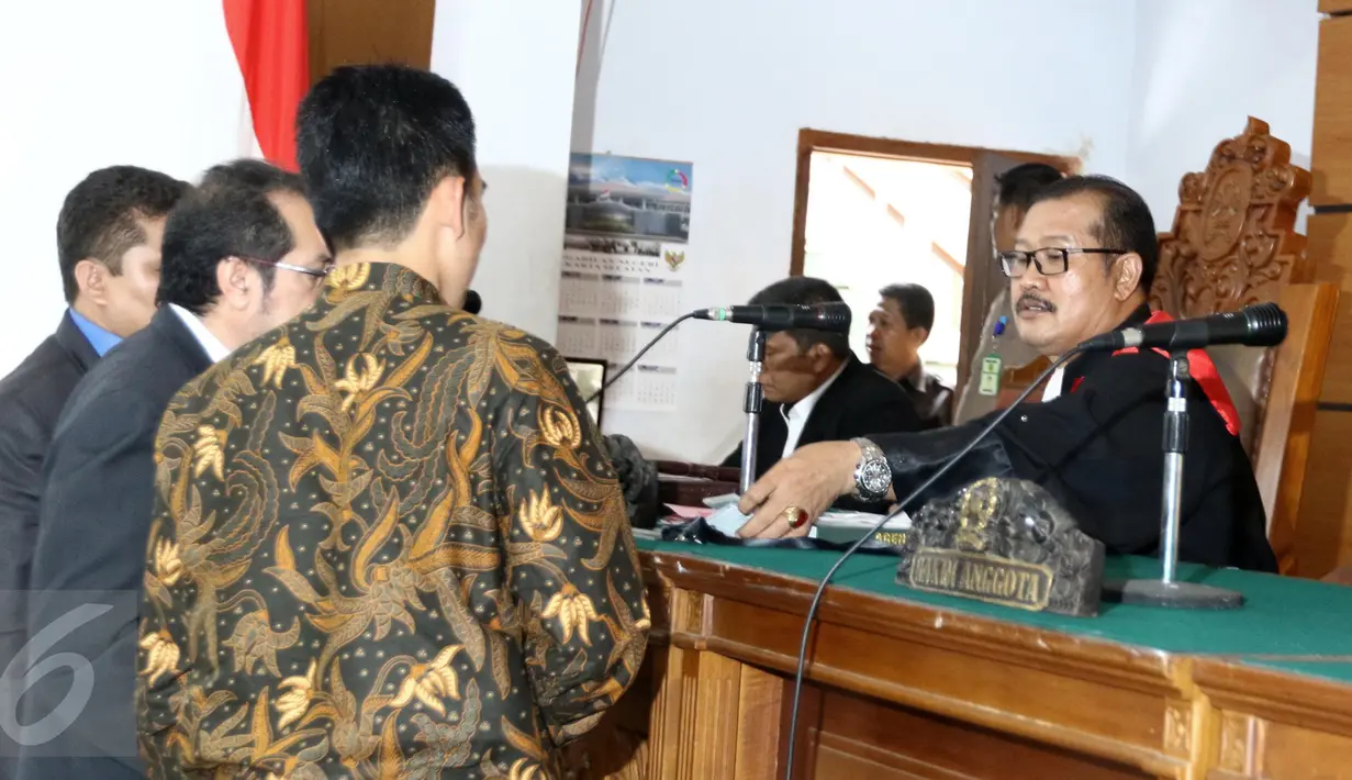 Pihak pemohon dan termohon menyerahkan dokumen kepada majelis hakim saat sidang praperadilan yang diajukan Irman Gusman di PN Jakarta Selatan, Selasa (25/10). Sidang beragenda pembacaan permohonan oleh pihak pemohon. (Liputan6.com/Helmi Afandi)