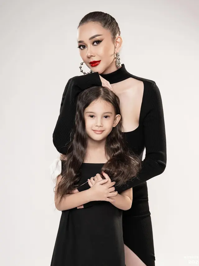 7 Gaya Pemotretan Aura Kasih Bareng Arabella, Tampil Curi Perhatian