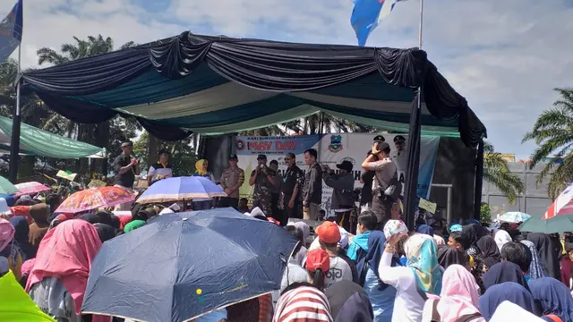 Ribuan massa menyemut dekat tenda kegiatan yang diselenggaran panitian hari buruh kabupaten Garut di Lapangan Kerkof Garut