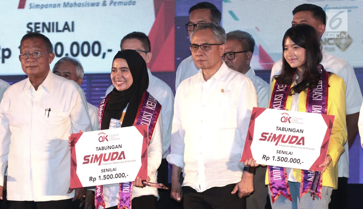 Ketua Dewan Komisioner Otoritas Jasa Keuangan (OJK) Wimboh Santoso dan Menko Bidang Perekonomian, Darmin Nasution berfoto bersama peserta dalam acara Aksi Mahasiswa dan Pemuda Indonesia Menabung (AKSiMUDA) 2019 di Gedung BPPT, Jakarta, Selasa (30/7/2019). (merdeka.com/Iqbal S Nugroho)