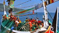 Para Nelayan di Muncar menyanyi Cacha'an sembari menarik jaring di tengah laut (Istimewa)