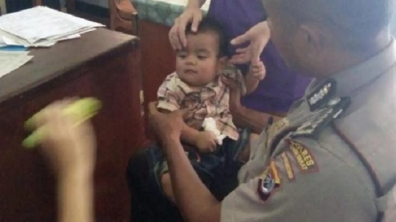 Ibu Muda Nyaris Pukuli Bayi Kandungnya dengan Batu