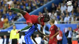 Pemain Portugal, Eder, berebut bola dengan pemain Prancis pada laga final Piala Eropa 2016 di Stade de France, Saint-Denis, Senin (11/7/2016) dini hari WIB. (AFP/Martin Bureau)