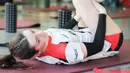 Pemain asing baru Jakarta Pertamina Enduro, Erica Staunton, melakukan sesi peregangan otot sebelum melakukan latihan di GOR Bulungan, Jakarta Selatan pada Selasa (31/12/2024). (Bola.com/Abdul Aziz)