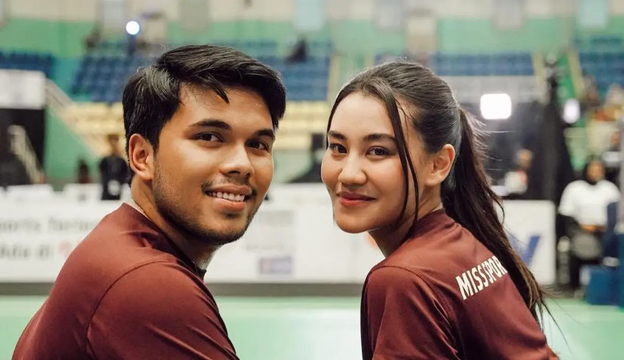 Di acara olahraga, keduanya kompak mengenakan baju coklat saat bermain badminton. Aaliyah memadukan mini skirt. [@aaliyah.massaid]