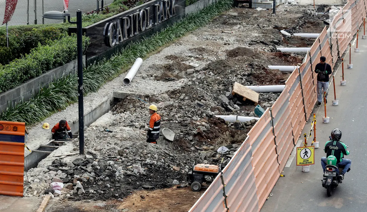 Pekerja mengerjakan proyek revitalisasi trotoar di Jalan Salemba Raya, Jakarta Pusat, Kamis (1/8/2019). Pemerintah Provinsi DKI Jakarta merevitalisasi trotoar Jalan Salemba, Kramat Raya, dan Cikini Raya dengan anggaran sebesar Rp75 milliar yang rampung pada Desember 2019. (Liputan6.com/Johan Tallo)