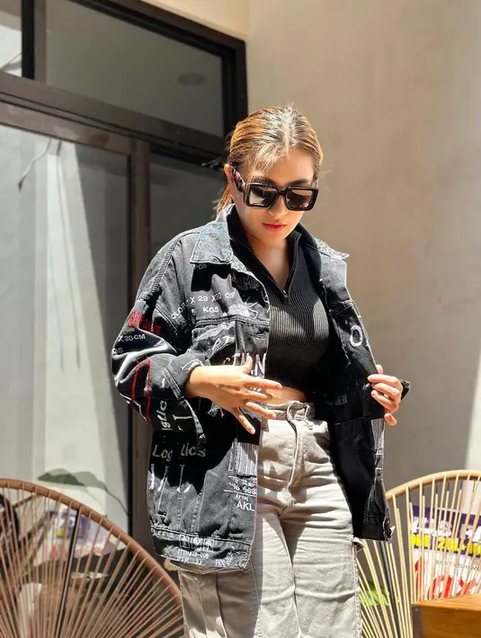 Mantan istri Sule ini dapat banyak cibiran dan tentangan di media sosial. Namun Nathalie berusaha acuh. [Instagram.com/nathalieholscher]