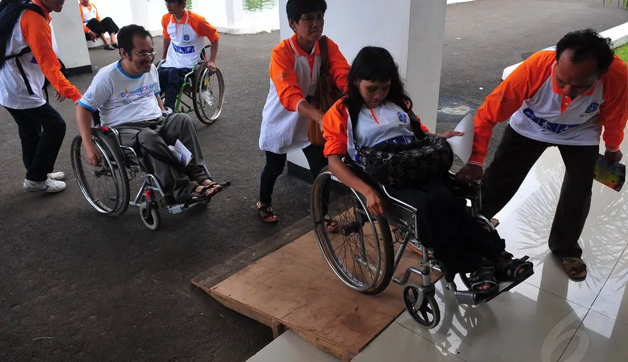 Sejumlah penyandang cacat saat memasuki tempat berlangsungnya acara peringatan Hari Disabilitas Internasional di Gedung Konvensi TMP Kalibata, Jakarta, Rabu (10/12/2014). (Liputan6.com/Johan Tallo)