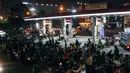Antrean panjang tampak terjadi di SPBU kawasan Pejompongan, Jakarta, Senin (17/11/2014) malam. (Liputan6.com/Faizal Fanani)