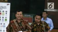 Sekretaris Daerah (Sekda) Jawa Barat Iwa Karniwa usai menjalani pemeriksaan di Gedung KPK, Jakarta, Kamis (29/11). Iwa diperiksa sebagai saksi kasus suap pengurusan izin pembangunan Meikarta. (Liputan6.com/Herman Zakharia)