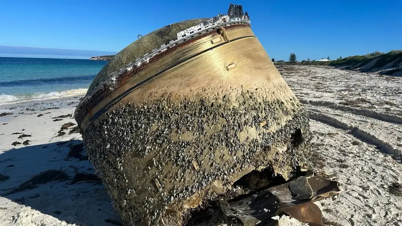 Benda misterius di pantai Australia. (Twitter)