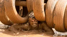 Ekspresi peserta dengan tubuh penuh lumpur saat mengikuti Mud Day di Tel Aviv, Israel (16/3). Dalam acara ini para peserta harus melewati rintangan sepanjang 13 kilometer. (AFP Photo/Jack Guez)